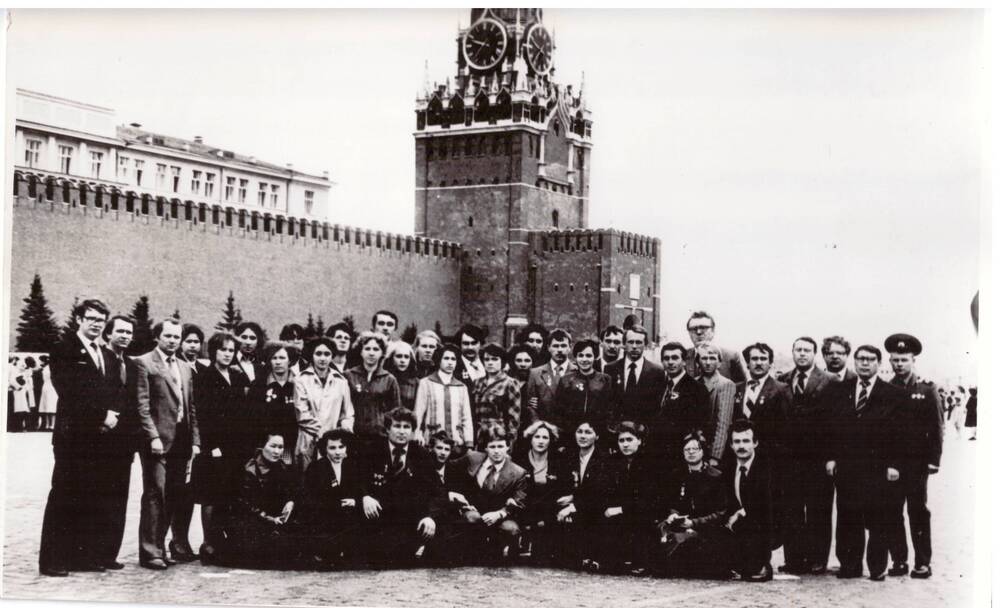 Фотография черно-белая групповая. Делегаты XIX съезда ВЛКСМ на фоне кремлевской стены.
