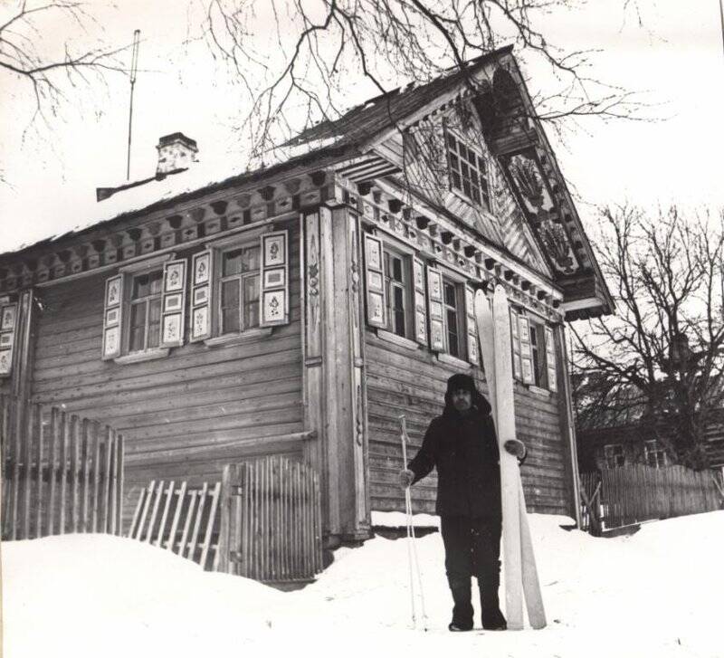 Негатив черно-белый. Деревянный дом в д. Ломакина Каргопольского района.