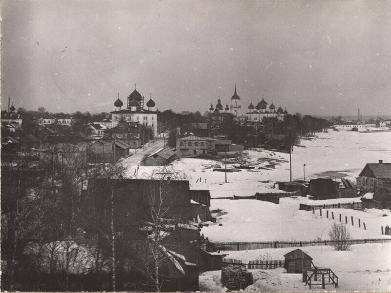 Негатив черно-белый. Вид на город Каргополь с колокольни церкви Зосимы и Савватия.