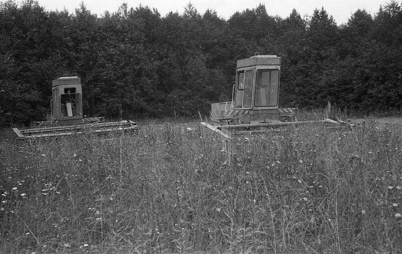 Негатив черно-белый. Самоходные косилки на скашивании трав в совхозе «Приозерный» Каргопольского района.