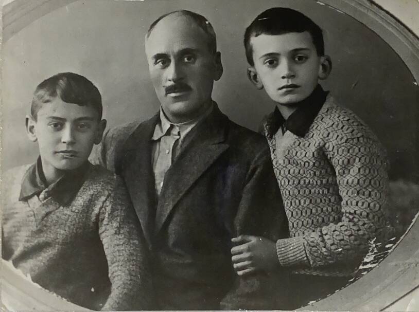 Фотография черно-белая Портрет групповой Тазишвили Ираклий Григорьевич с сыновьями