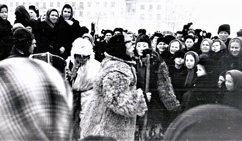 Фотография: представление с масками на проводах русской зимы