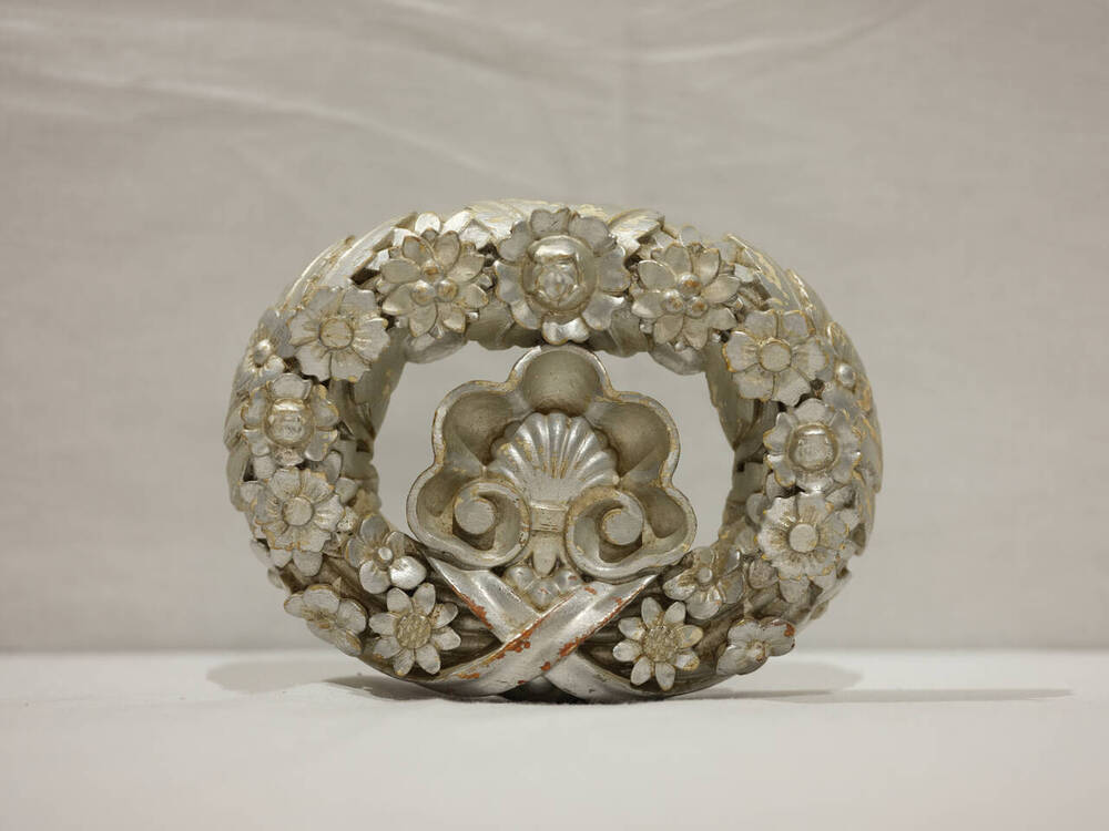 Элемент декоративный, серебрёный, на крюк для крепления подхватов для штор