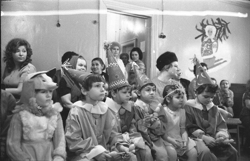 Негатив черно-белый. Новогодняя ёлка в детском саду № 1770 АПН в Малаховке.