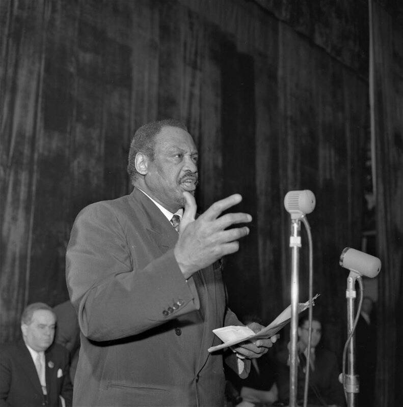 Негатив черно-белый. Американский певец и член Всемирного Совета Мира Поль Робсон выступает перед деятелями культуры и искусства СССР.