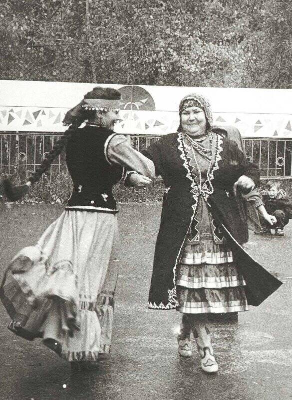 Фотография. На празднике Дружбы народов: танцуют женщины – представительницы  азербайджанского землячества