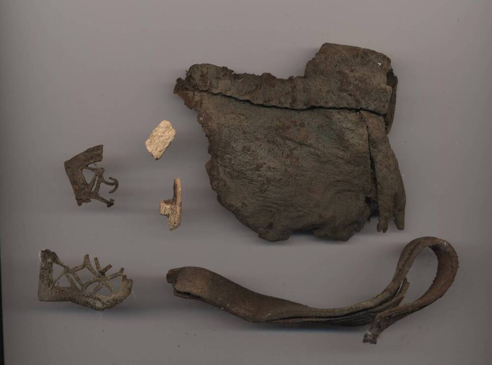 Пояс с костяными пряжками и фрагменты кожаного изделия