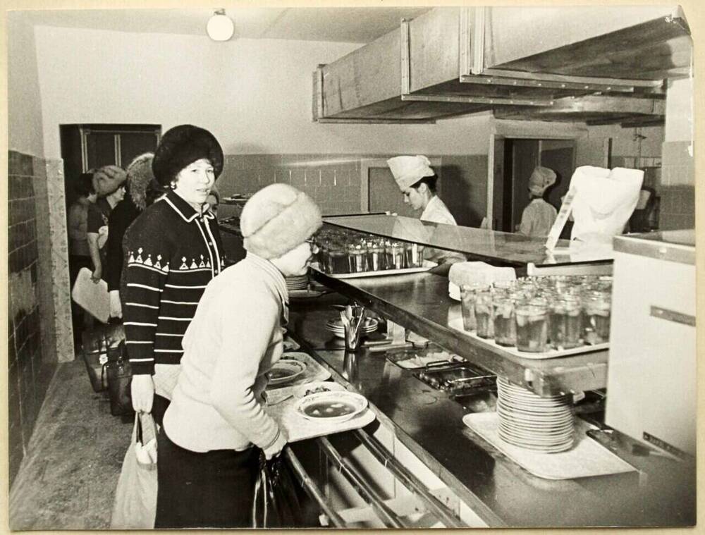 Фото сюжетное. Первые посетители кафе-столовой в пос.Агидель. Микрорайон Пионерный, январь 1983 г.