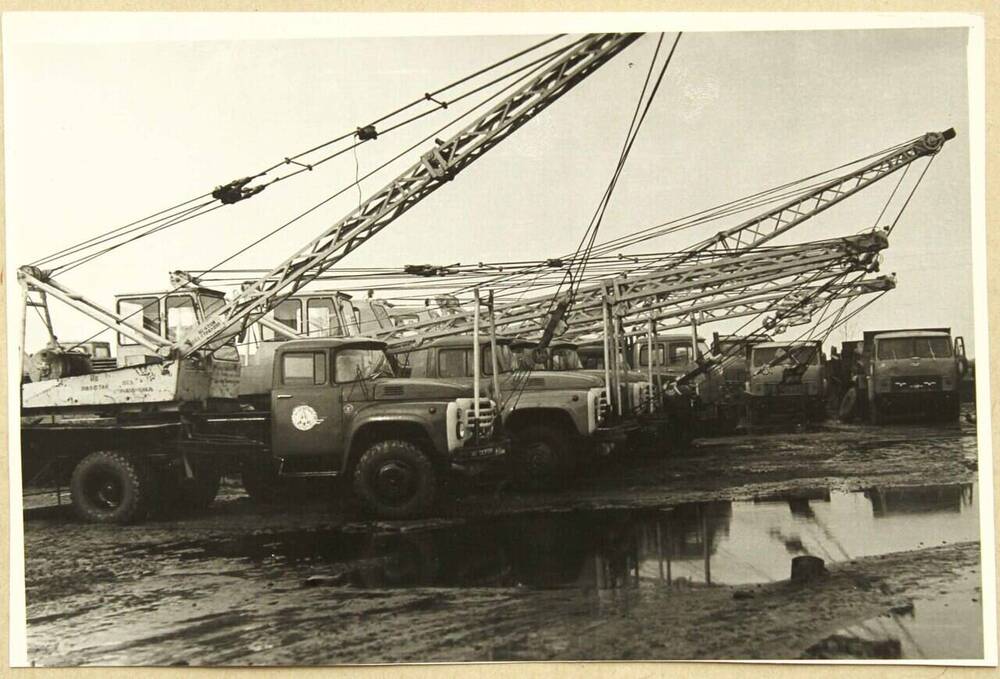 Фото. Автокраны на линии готовности в АТК. Пос.Агидель. июнь 1983 г.
