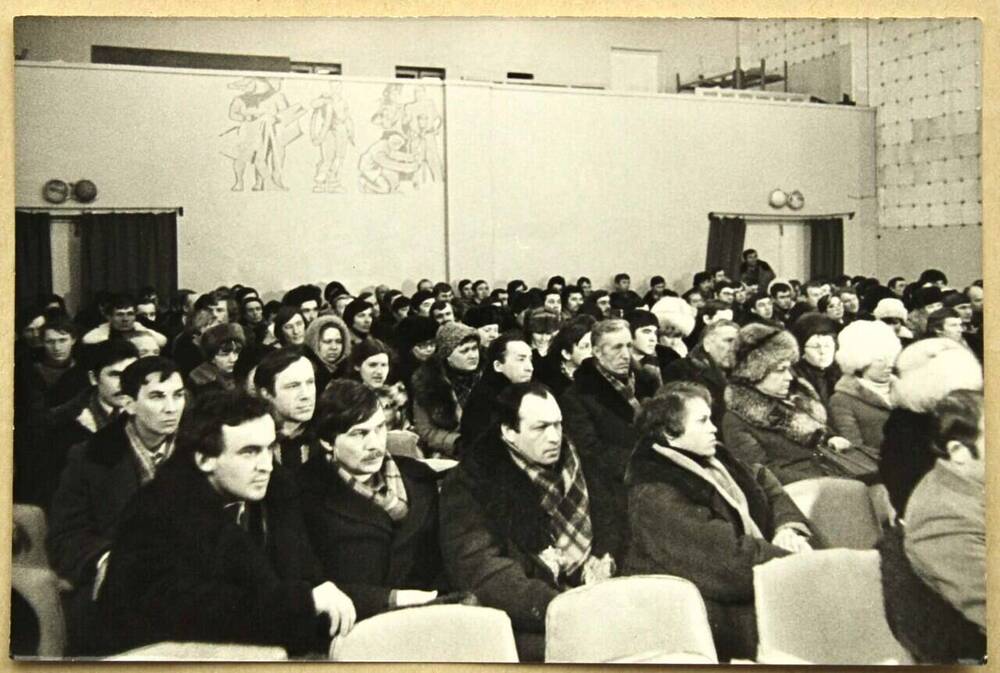Фото сюжетное. Идет собрание партхозактива в п.Агидель. Январь 1984 г.