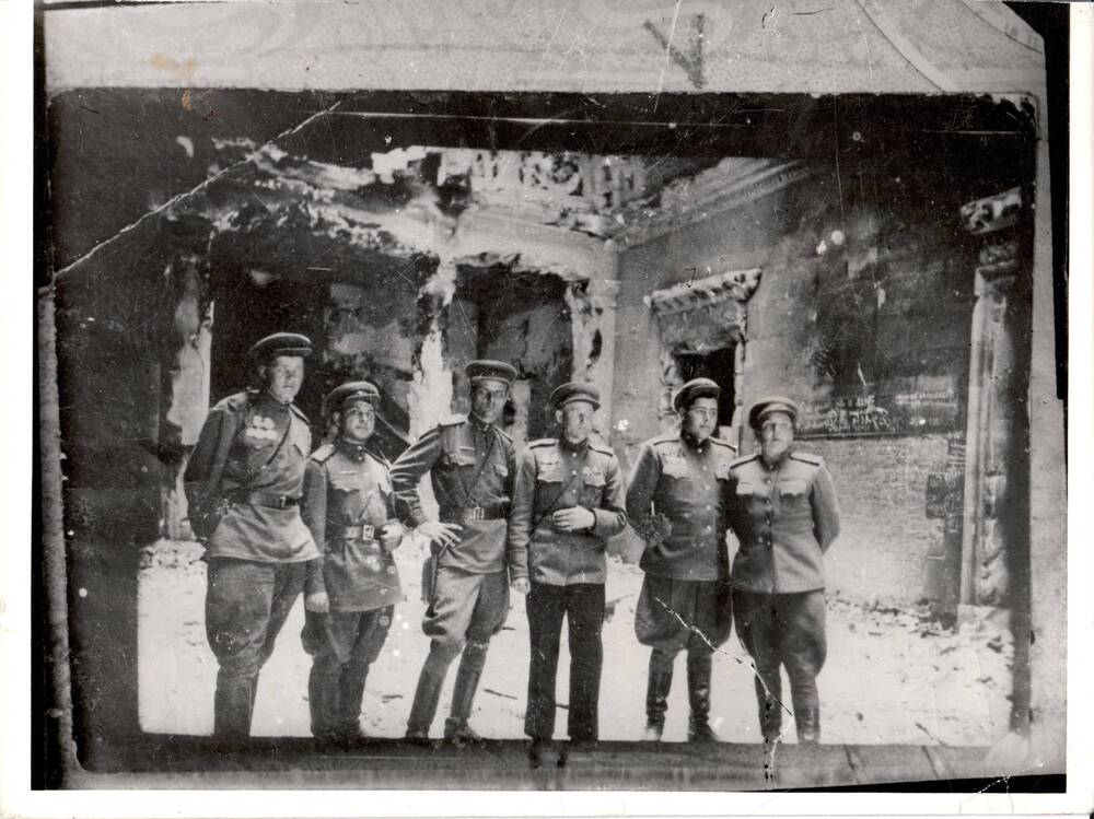 Фотография воинов внутри Рейхстага, май 1945г.
