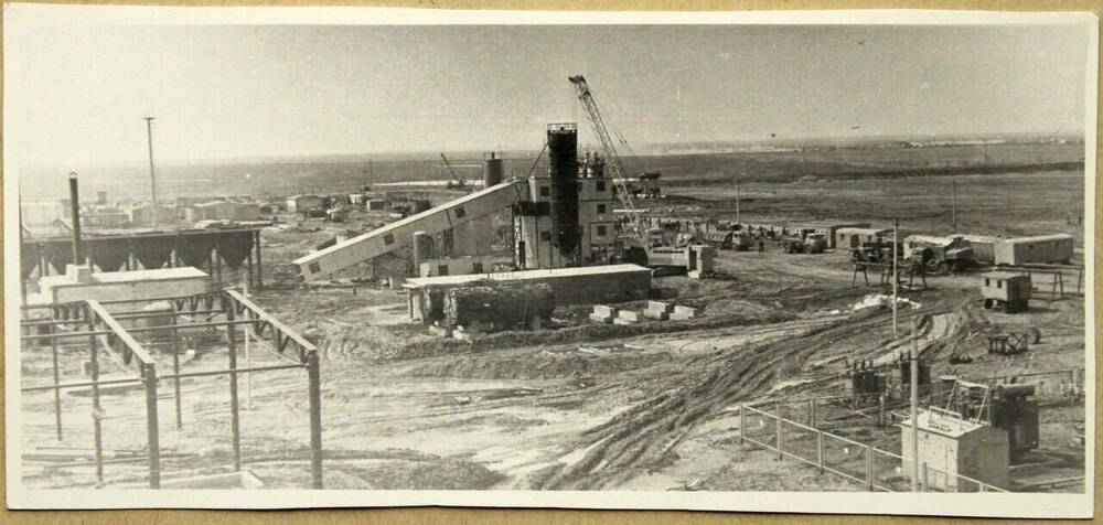 Фото. Пионерская бетоносмесительная установка. Пос.Агидель, август 1980 г.
