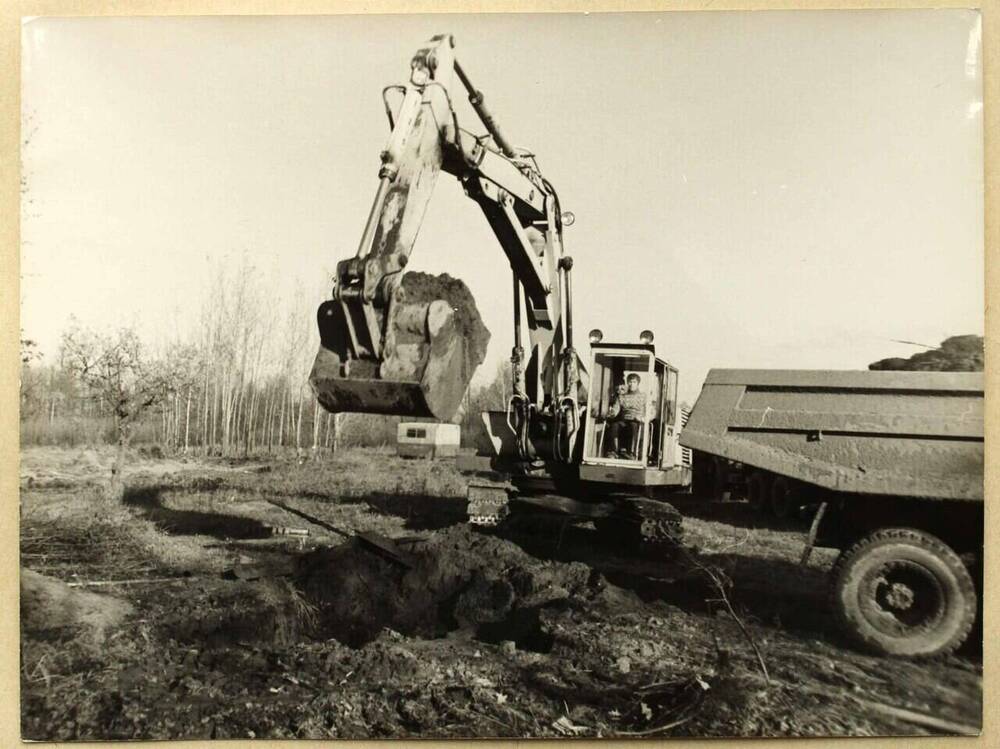 Фото сюжетное. Первый ковш почвы из первого опытного котлована под будущую Башкирскую АЭС. Пос.Агидель, 6 октября 1983 г.
