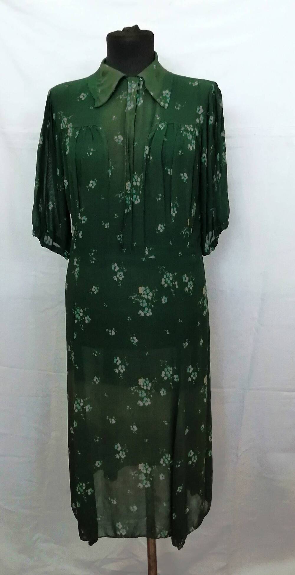 Платье женское из креп-жоржета зеленого цвета в цветочек, отрезное по талии, прямой покрой, на груди кокетка.