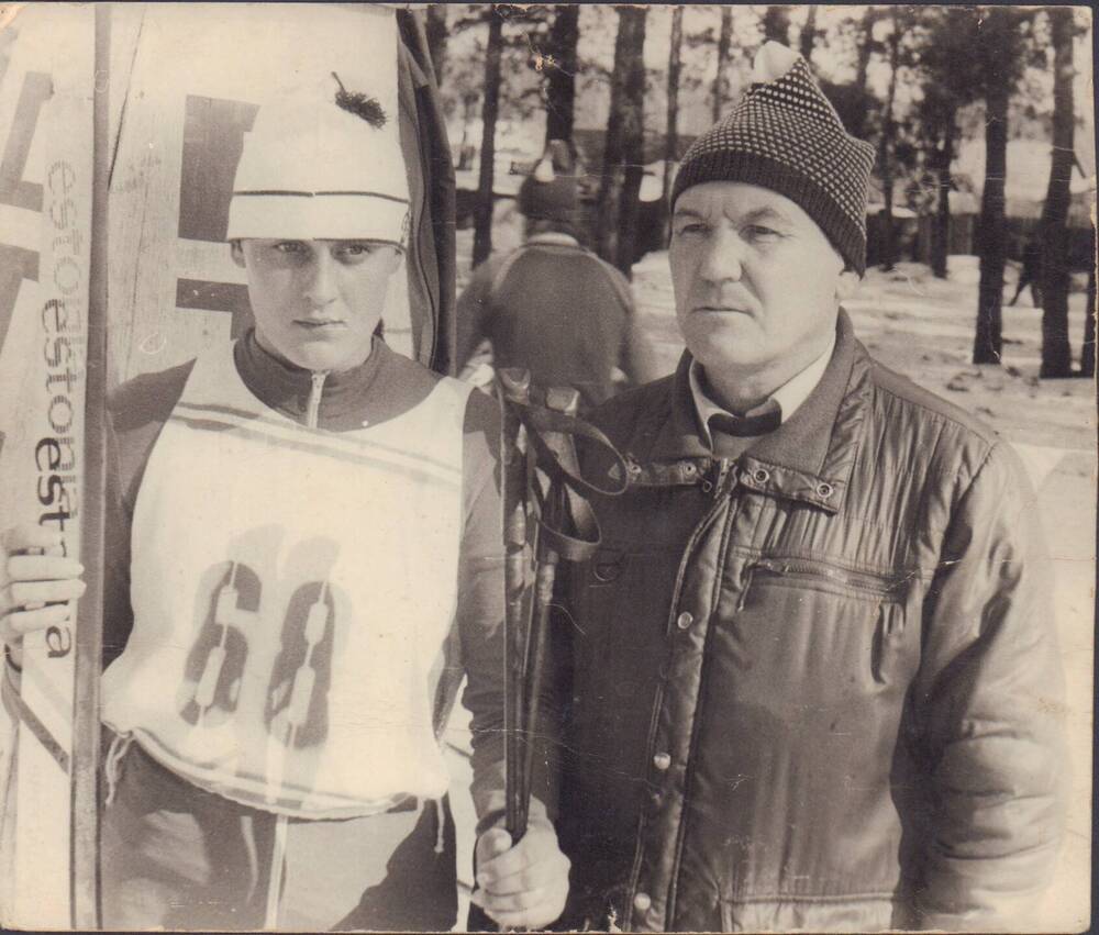 Фотография. Белов А.М. с Хлопцевой Наташей - кандидатом в мастера спорта по лыжам на областных соревнованиях. Тамбов, 1982 г.