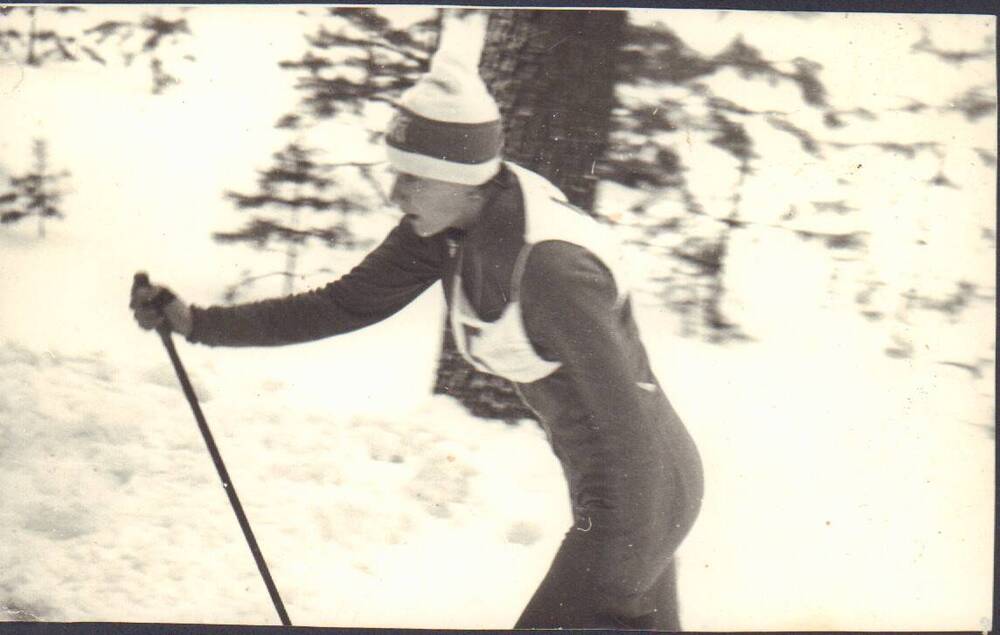 Фотография. Белова Альбина, занявшая первое место на областных соревнованиях по лыжам. Новая Ляда, 1981-82 гг