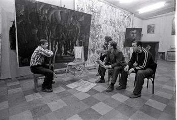 В мастерской художника четверо мужчин перед картиной