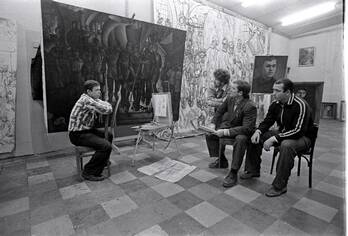 В мастерской художника четверо мужчин перед картиной
