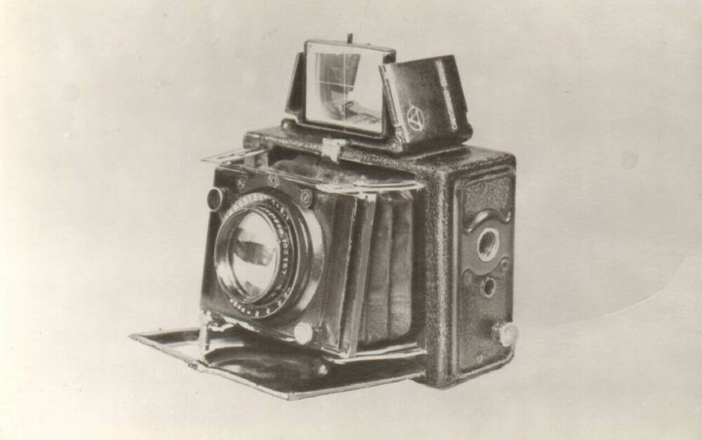Фотооткрытка с изображением фотоаппарата Эрнеман