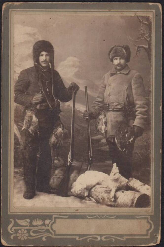 Фотопортрет на паспарту (2 чел.) Неизвестные мужчины - охотники. 