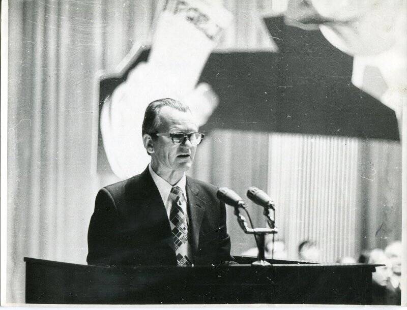 Фотография. 26-я городская партконференция дек 1980 г, выступает Корнюшин - секретарь п/бюро Химпрома