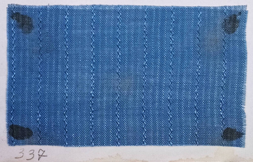 Образец ткани из альбома  тканей, выпускавшихся  фабриками  г. Павловского Посада в конце XIX - начале XX вв.