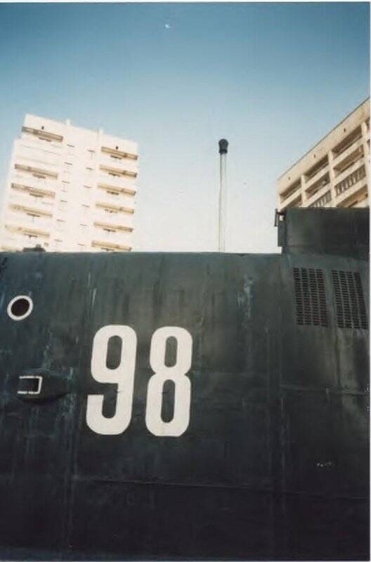 Фотография. Фрагмент ограждения рубки подводной лодки с цифрой «98» на внешней площадке Музея истории подводных сил России им. А.И. Маринеско.