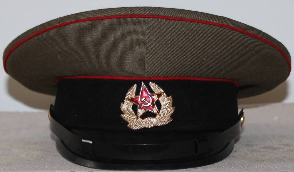Фуражка сержантская принадлежала Поваляеву С. Н