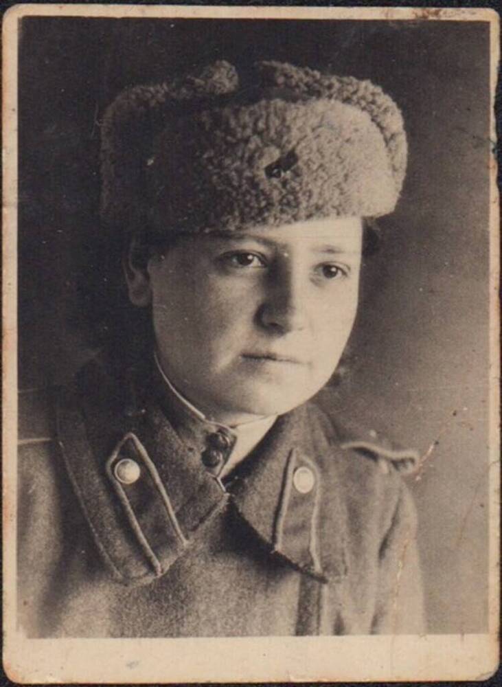 Фотопортрет погрудный. Мадалинская Валентина Степановна, повар 113-го батальона аэродромного обслуживания. 5 мая 1945 года.