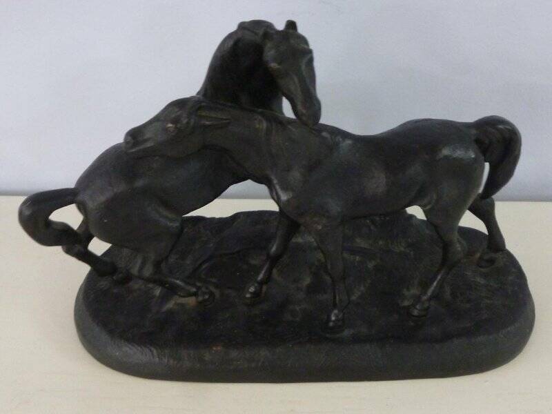 Скульптура кабинетная «Лошади на стойке». Каслинское литье