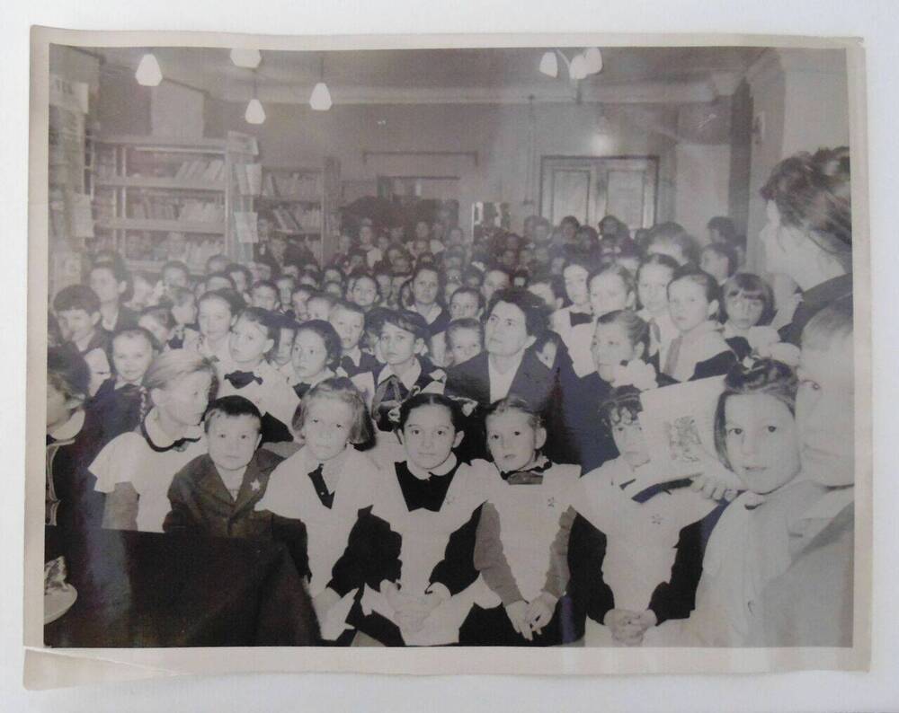 Фотография групповая. В читальном зале детской библиотеки им. Гайдара (читатели).