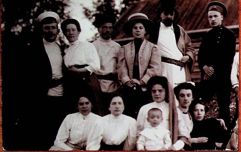 Фотография. Групповое фото жителей Ильинского, 2 июля1910 г.