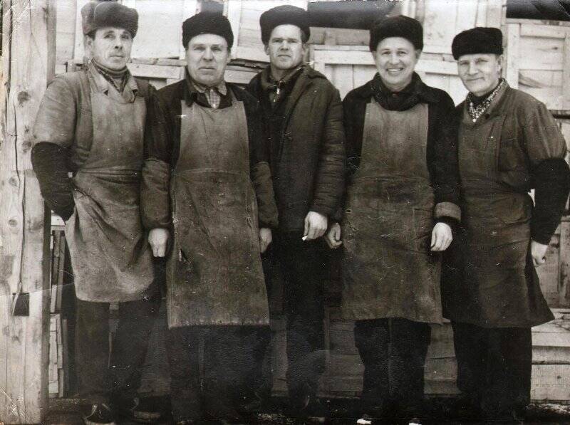 Фотография черно-белая. Рабочие ОМЗ у склада готовой продукции