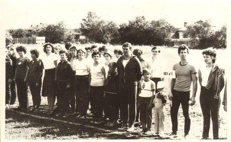 Фотография черно-белая. Рабочие Суксунского ОМЗ, участники спортивных летних соревнований