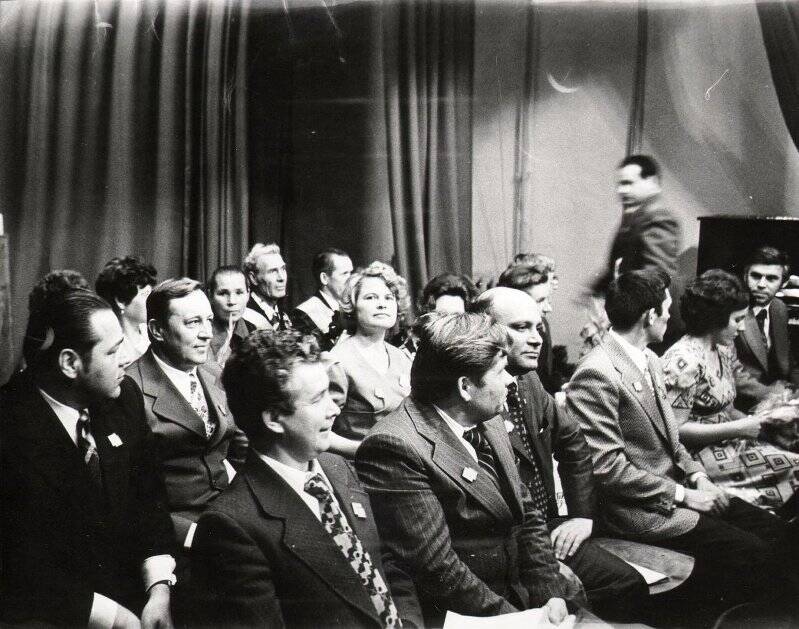 Фотография черно-белая. Участники пленума РК КПСС п. Суксун