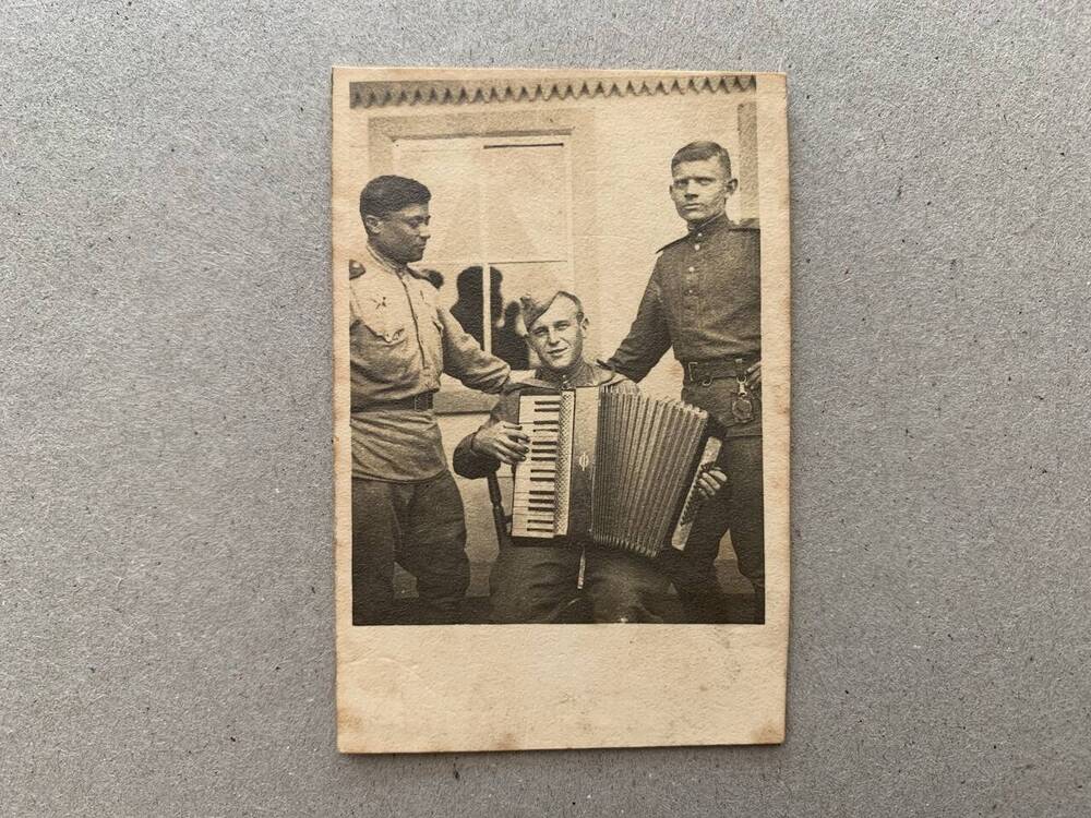 Фотография. Антониади Н. И. (стоит слева) с боевыми друзьями в городе Лагфе. 1945 г.