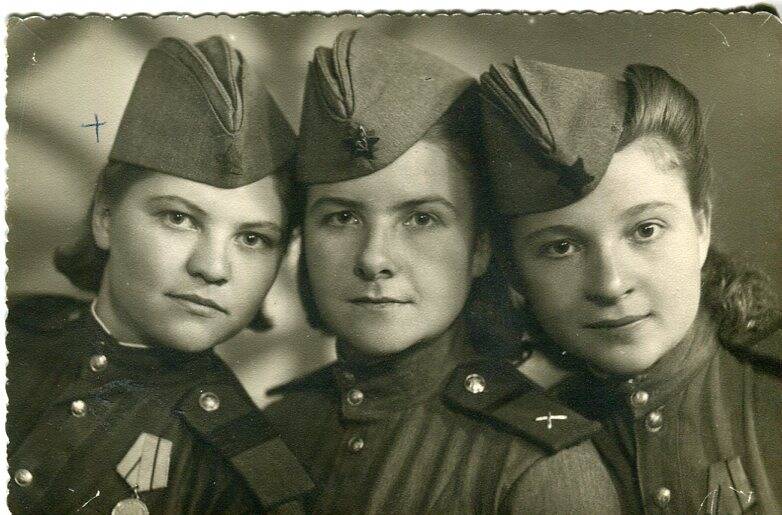 Фотография. На снимке первая слева Бусалаева (Ендовицкая) Ираида Фёдоровна с фронтовыми подругами.
