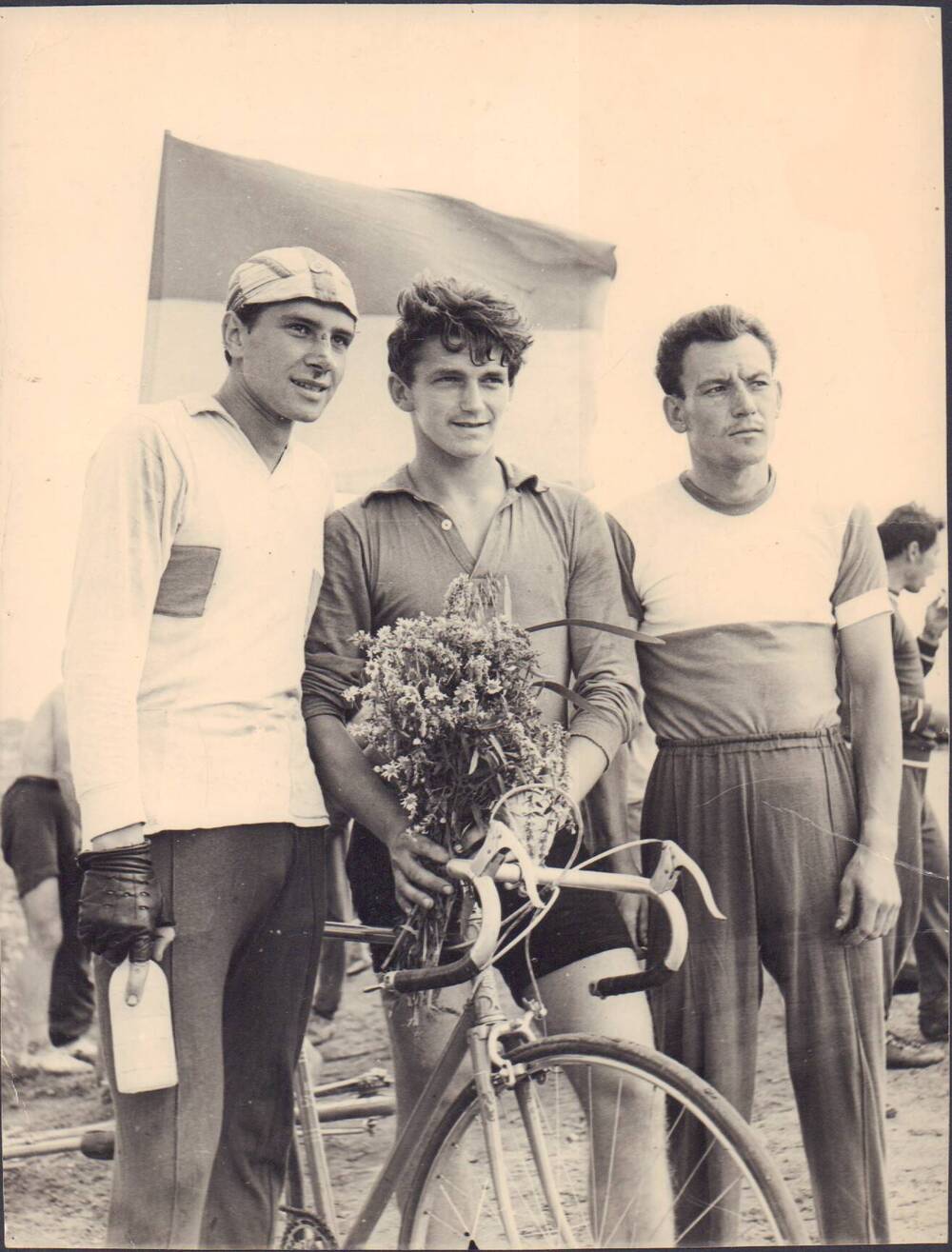 Фотография. Чемпионы области по велоспорту - Авилкин А. (г.Мичуринск), Власов Е. (г.Тамбов), Белов А. (г.Кирсанов), февраль 1963 года.