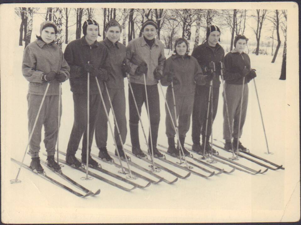 Фотография. Команда лыжников техникума, второй слева Белов А.М., 1959 г
