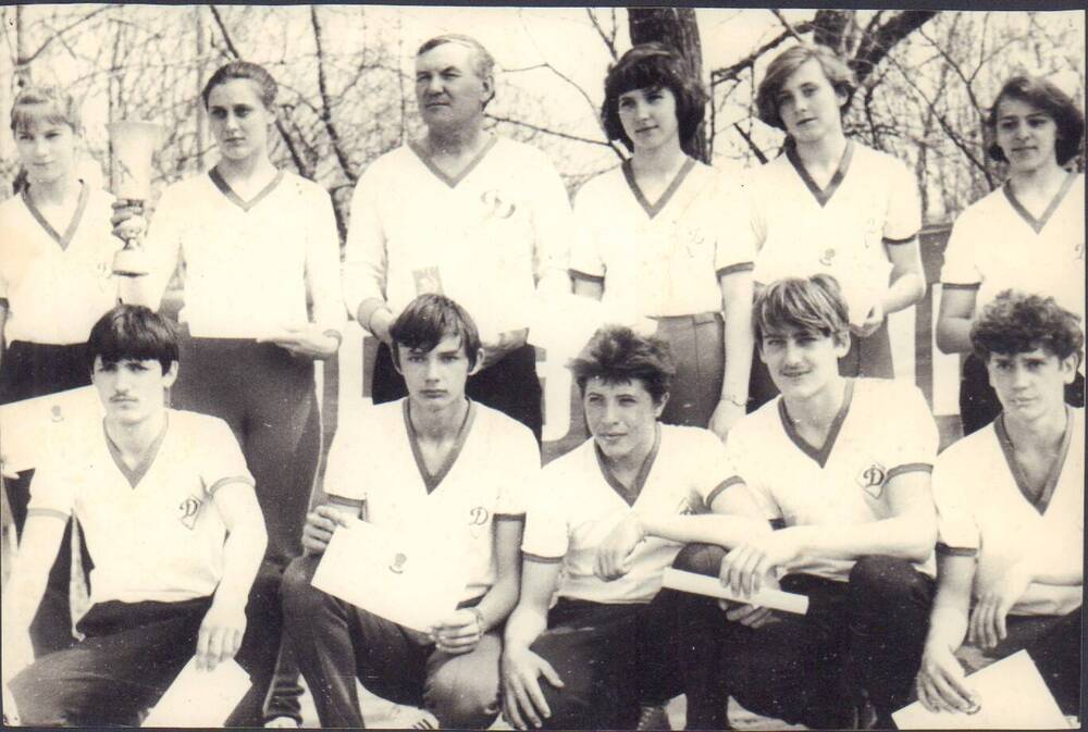 Фотография. Команда учащихся средней школы №85 после эстафеты по городу,1988 год
