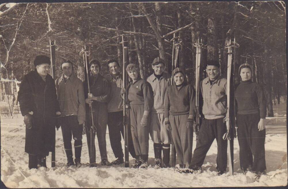 Фотография. Спортсмены Чакинского техникума перед соревнованиями, тренер Абросимов Георгий Петрович, февраль 1959 года.