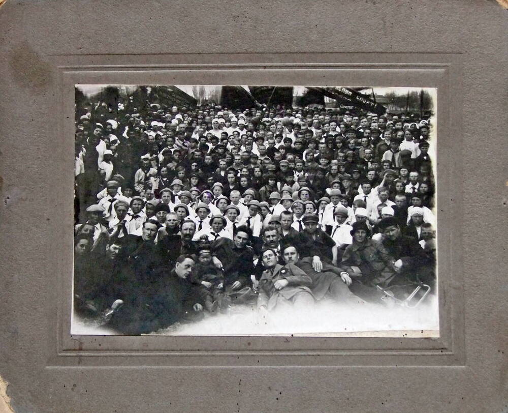 Фото Празднование 1 мая в ст. Котельниково Второго Дон округа, с участием юных  пионеров и школьников