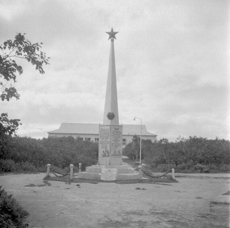 Негатив чёрно-белый. Памятник освободителям Курил на центральной площади в сквере г. Северо-Курильска.