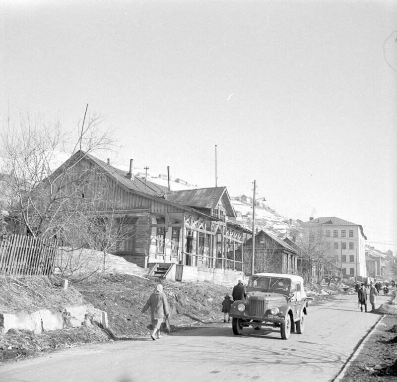 Негатив чёрно-белый. Дом деревянный с верандой на ул. Партизанской,1964 г.