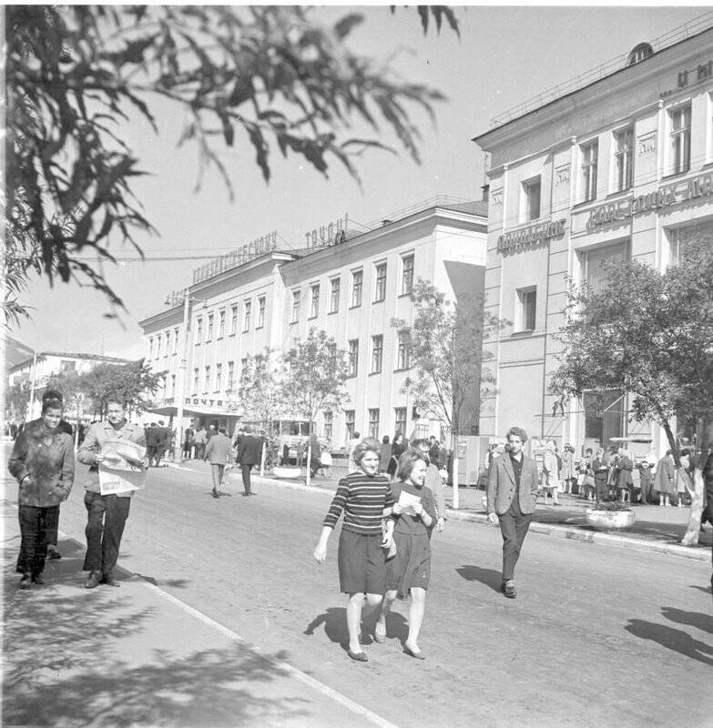 Негатив чёрно-белый. Улица Ленинская.Здания ГУМа и Главпочтампта,1966 г.