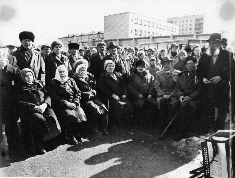 Группа ветеранов ВОВ на площади Нефтяников 9 мая. Материалы по ВОВ