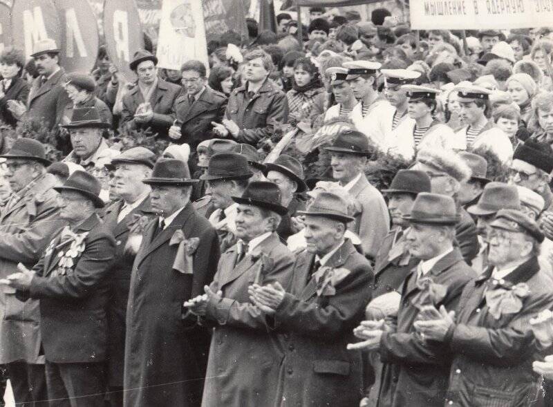Фотография. Ветераны ВОВ на митинге 9 мая 1987 года