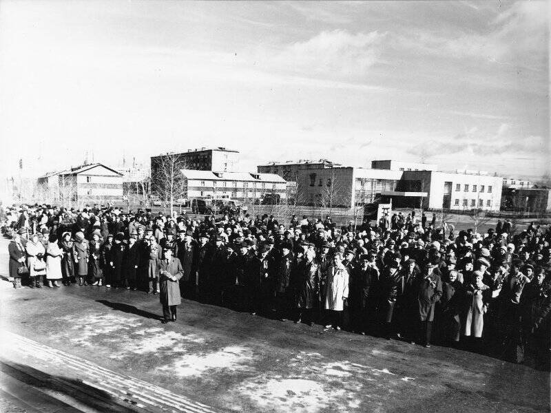 Торжественный митинг на площади Нефтяников, 9 Мая 1990 года. Материалы по ВОВ