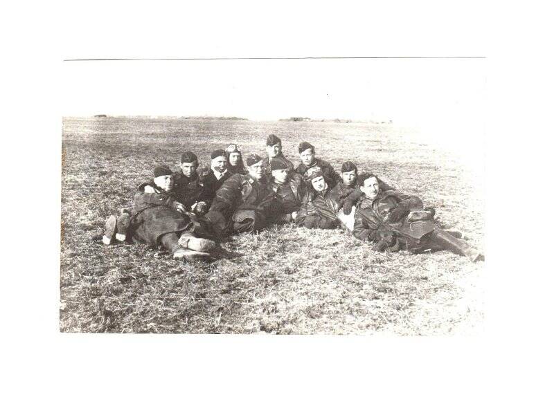 Фотография групповая. Б. Ерёмин среди сослуживцев на лётном поле под Харьковом.