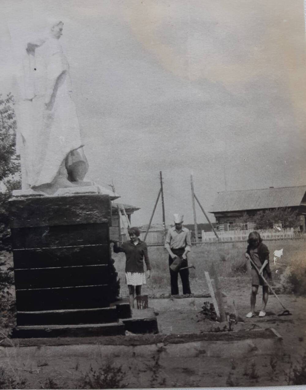 Фотография  уборка у памятника воинам, погибшим в Великую Отечественную войну села Покровка